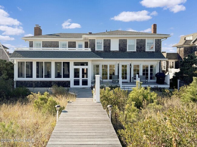 Photo - 985 East Ave