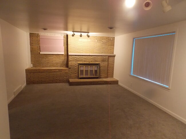 Photo - 8795 Main St