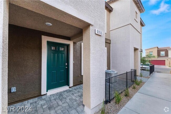 Building Photo - Brand New D.R. Horton Townhome in Gated No...