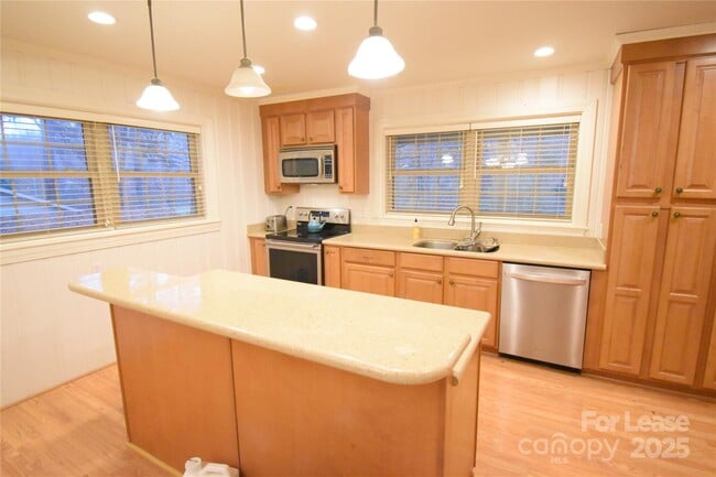 Photo - 640 Miramar St NE