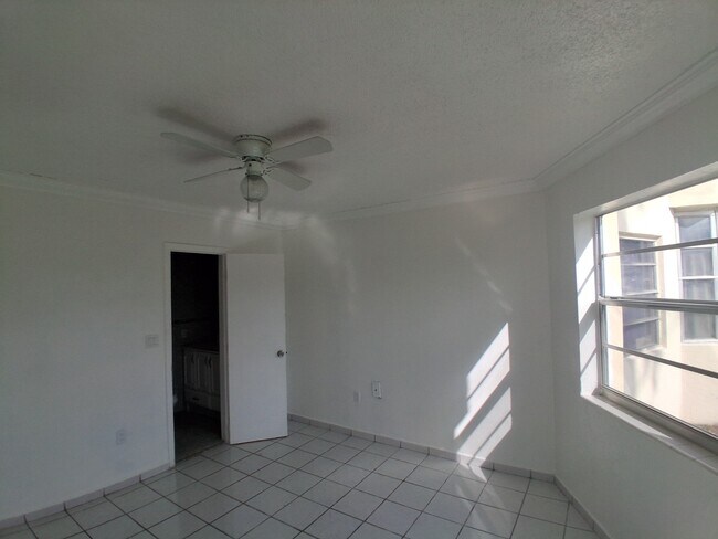 Photo - 1605 NE Miami Gardens Dr Unit 105