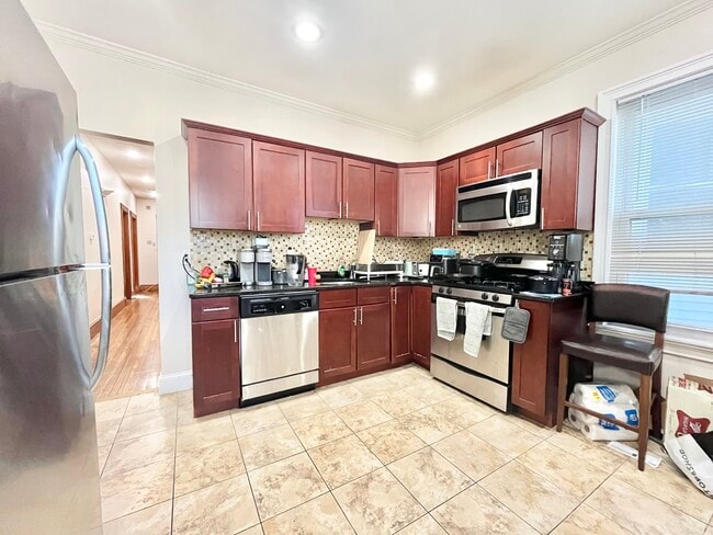 Building Photo - 5 Iroquois St Unit 1