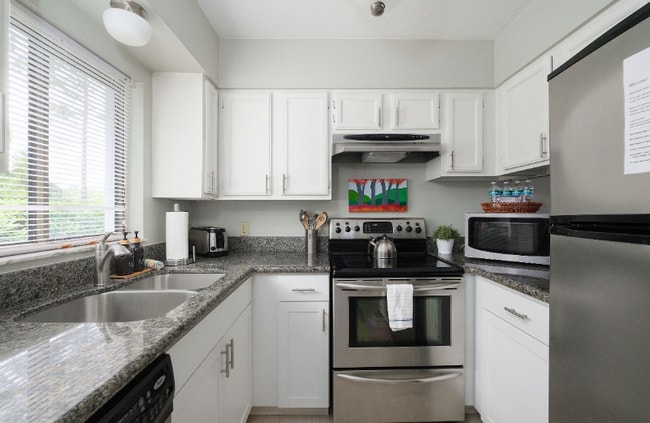 Building Photo - 3600 SW 19th Ave