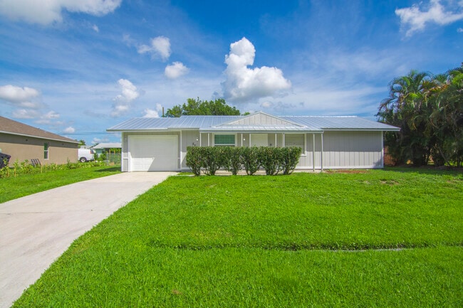 Building Photo - 571 SW Comet Terrace Rental