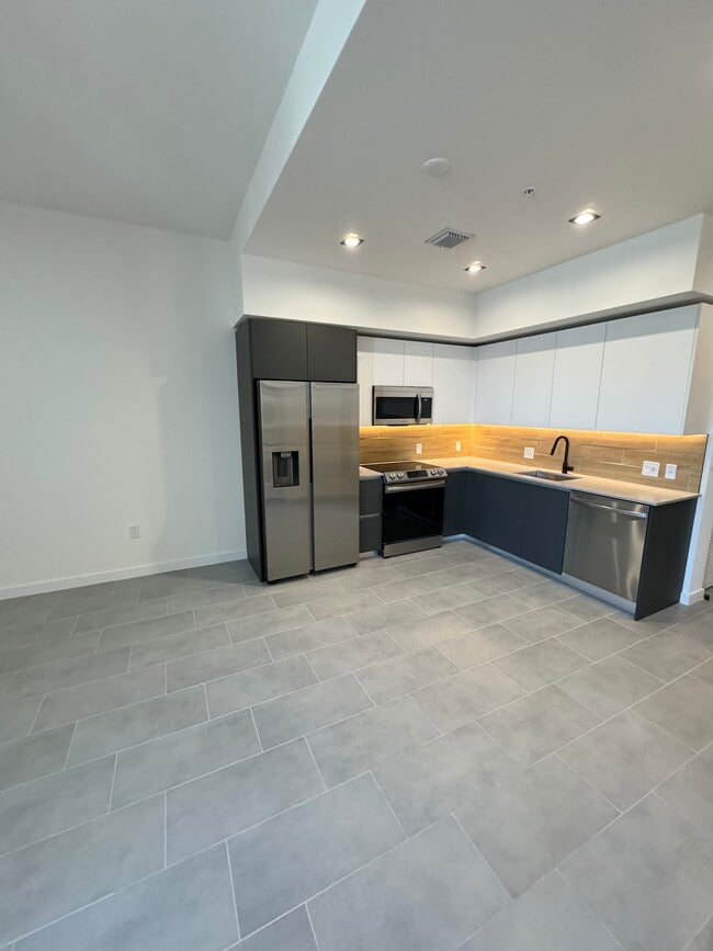 Photo - 70 NW 28th St Unidad B1