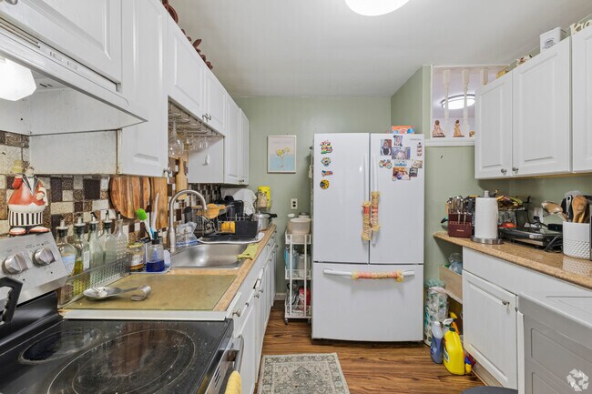 2BR, 1BA - Kitchen