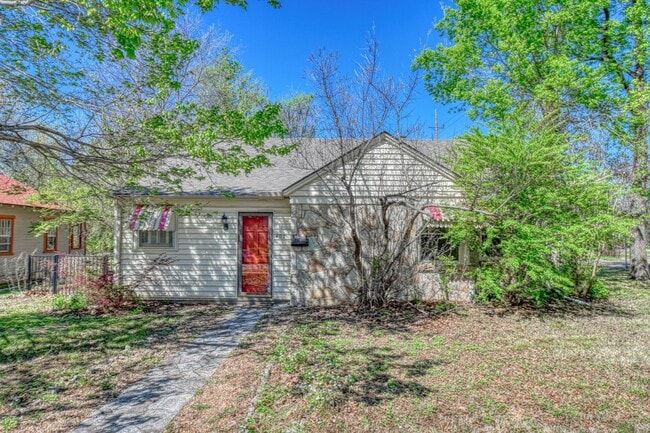 Charming Campus Home! - Charming Campus Home!