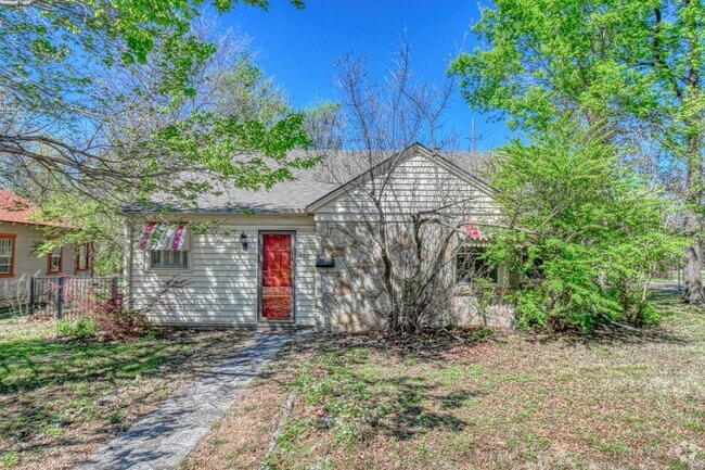 Building Photo - Charming Campus Home!