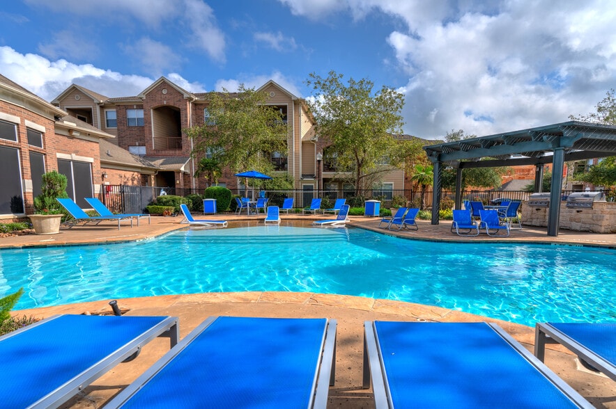 Pool with plenty of seating
