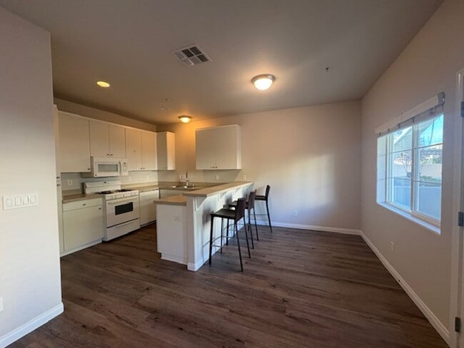 Photo - 824 Lawrence Dr