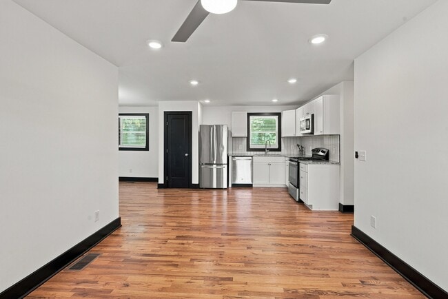 Photo - 625 Maclaurin Ct