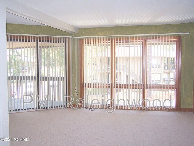 Photo - 220 Foxkroft Dr