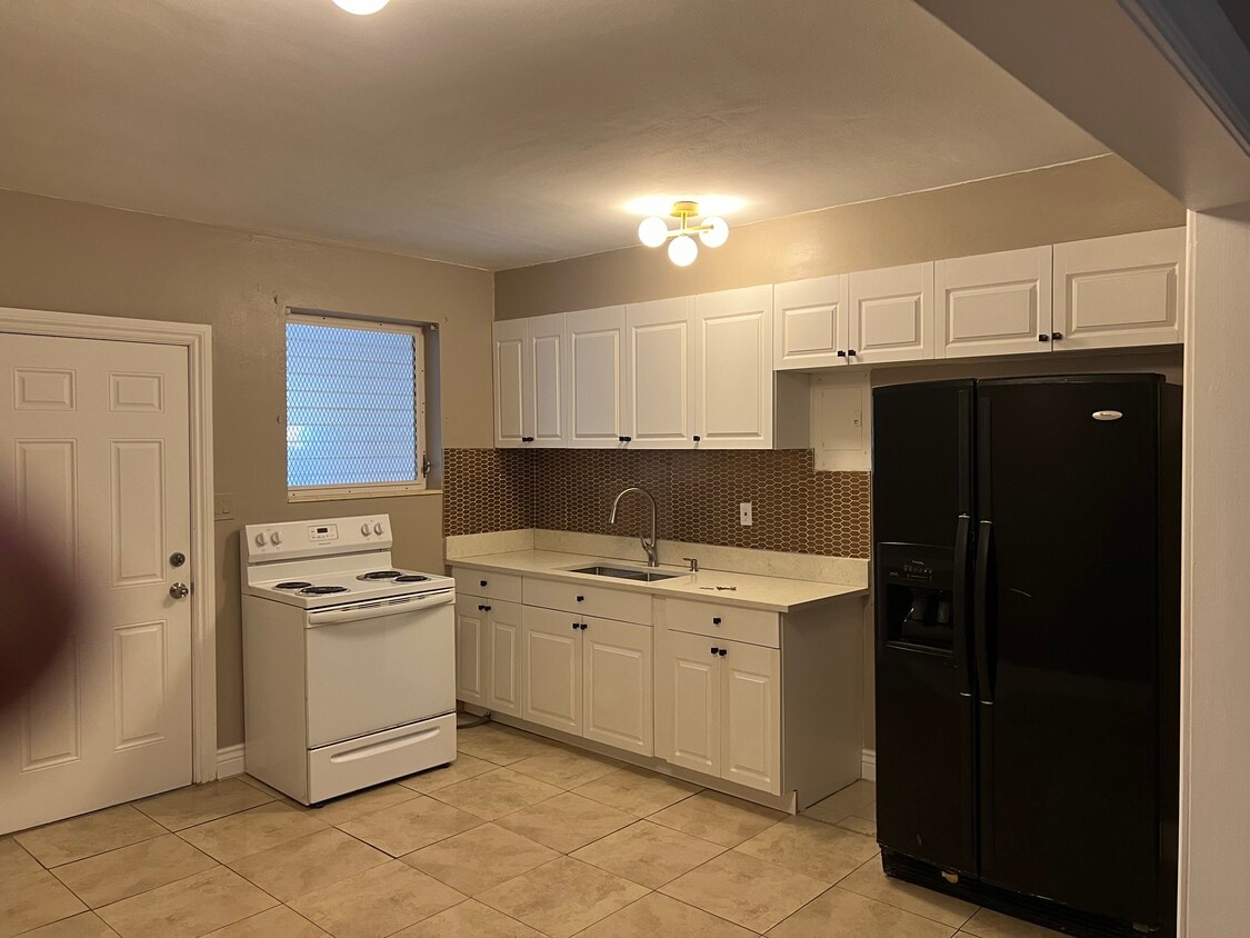 Large modern eat in Kitchen. - 1864 NW 93rd St (Miami, FL)