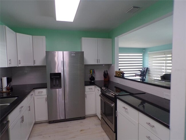 21088 Edgewater Dr