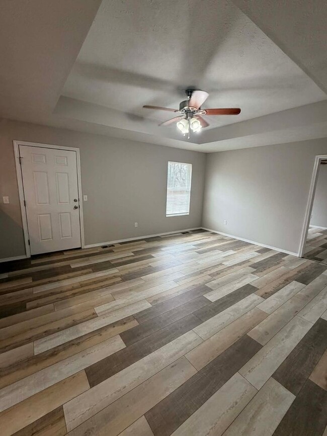 Photo - BEAUTIFUL 3 BEDROOM / 2 BATHROOM HOUSE IN JOPLIN MO- 2 CAR GARAGE!!