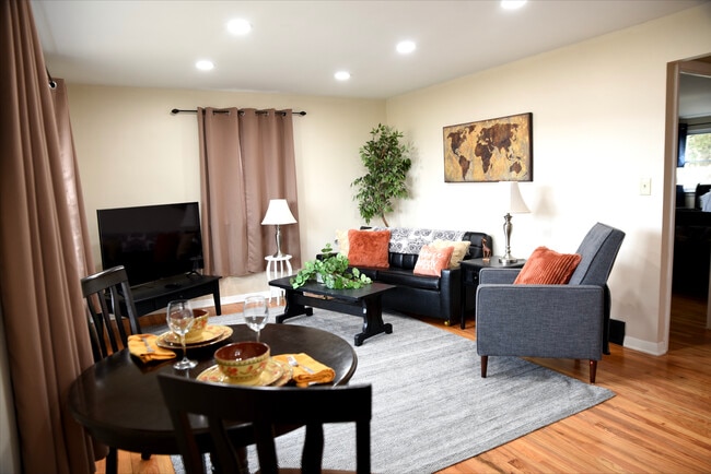 Photo - 2346 Pine St