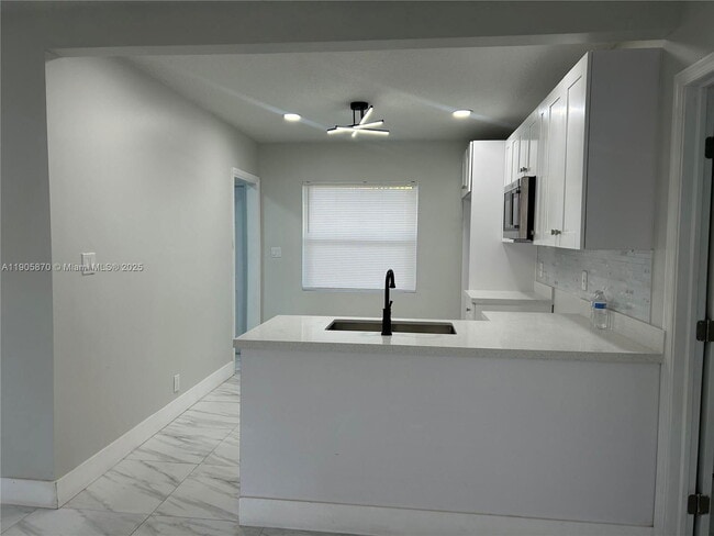 Photo - 6036 Buchanan St