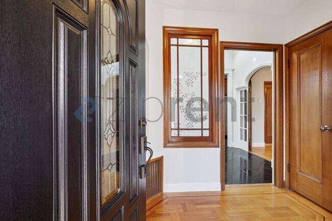 Photo - 16 Dunsmuir St