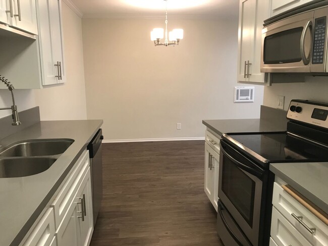 Photo - 814-816 S Bundy Dr