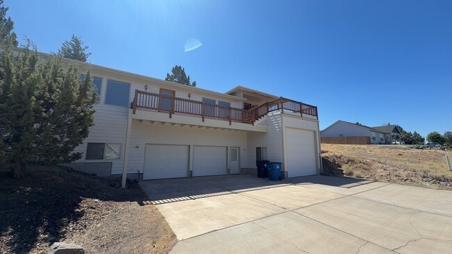 Building Photo - 3405 SW Hillcrest Dr