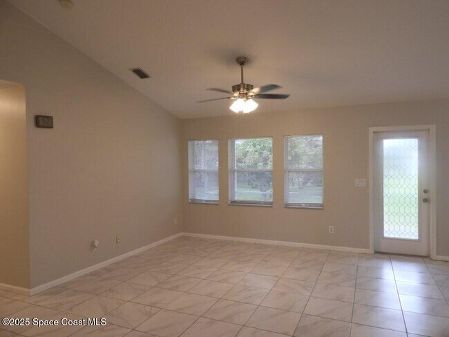 Photo - 394 Mott St SW House