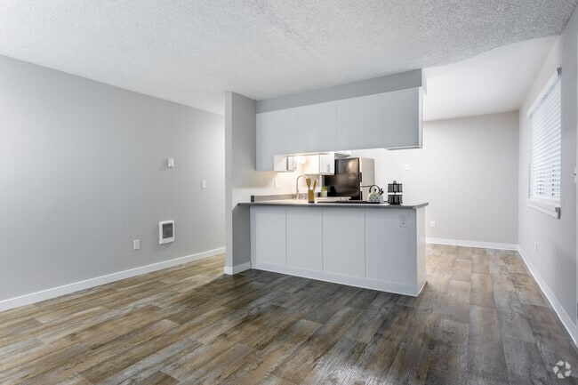 1BR, 1BA - 750SF