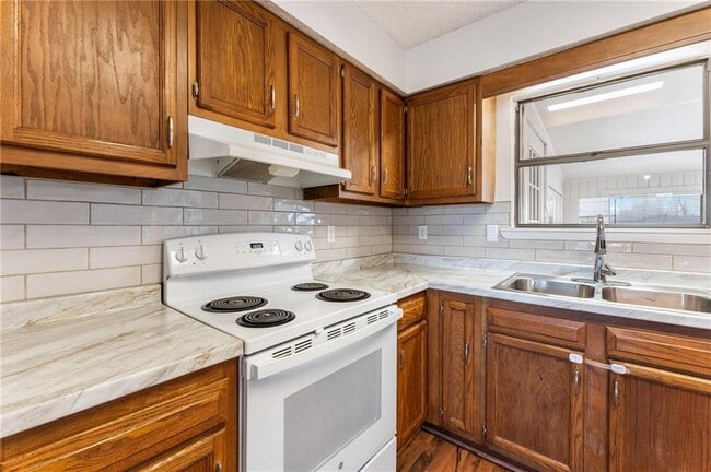 Photo - 153 Halleck Ln