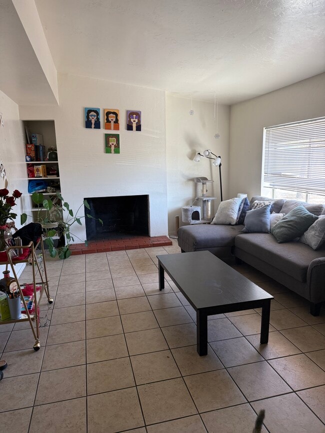 Photo - 415 E Waverly St Unit 5 Bed / 3 Bath Near UofA