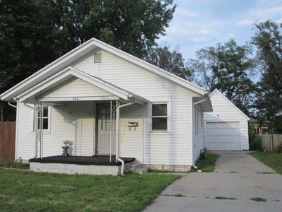 Building Photo - 2 Bedroom Single Family Home Across from D...
