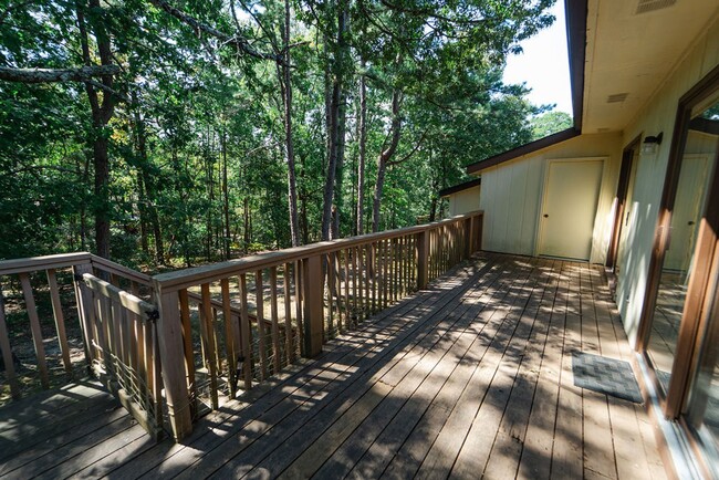 Building Photo - This darling 2 bedroom, 1.5 bath townhome is perfect for low maintenance, one level living! With ...