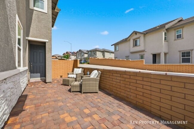 Photo - 694 Monroe Hl Pl