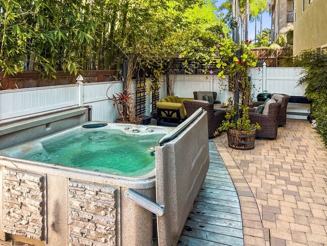 Building Photo - Gorgeous 3 Bedroom 2 Bath with Spa in Carl... Rental