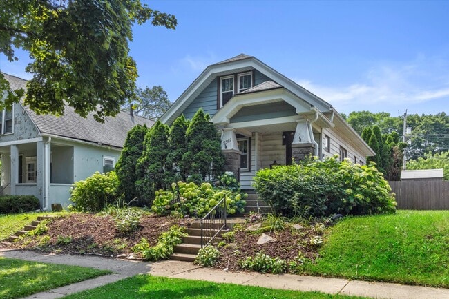 Building Photo - Charming Single-Family Home with 4 Bedrooms