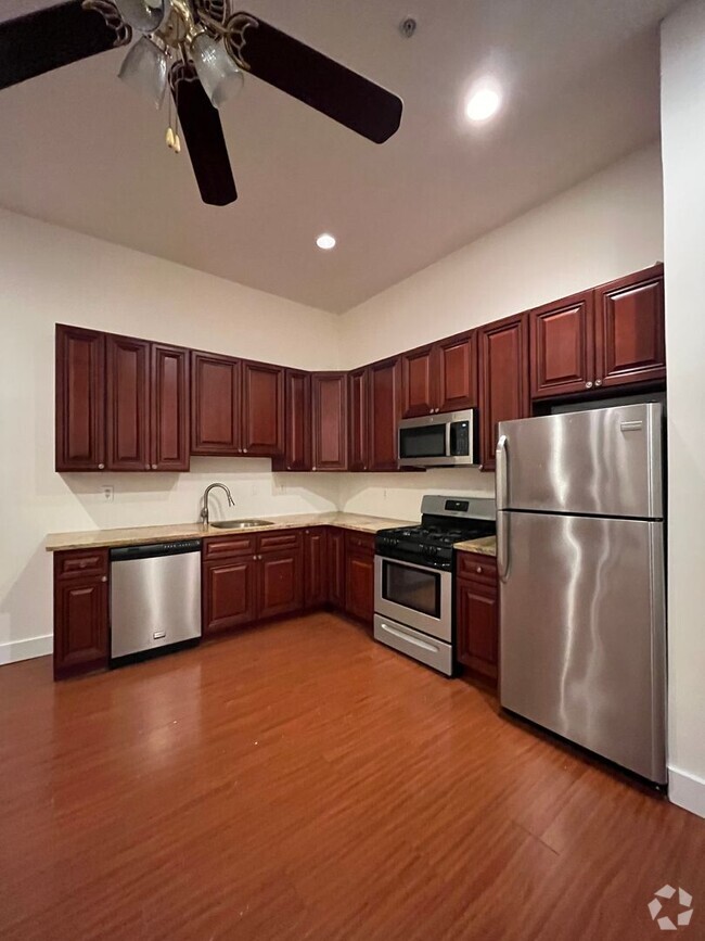 Building Photo - Spacious Two Bedroom Apartment in Washingt... Unit #1 (1F)
