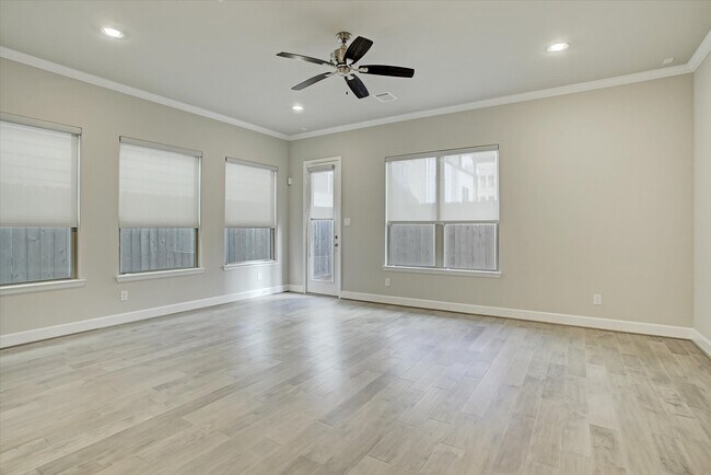 Photo - 909 Rhode Pl