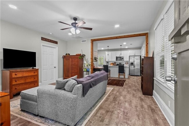 Photo - 285 Henry St