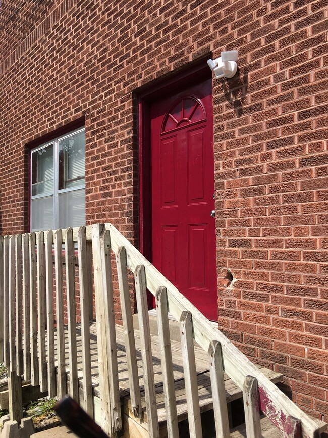 Building Photo - 201 W Washington St Unit 201 W Washington Apt. C