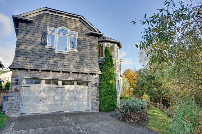 Building Photo - Stunning 2 story on Kent Easthill Rental