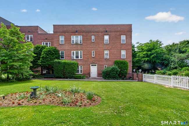 Building Photo - 70 Strawberry Hill Ave Unit 6-3C