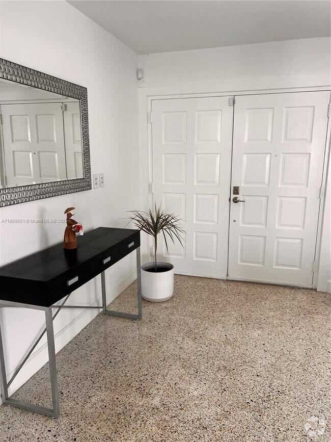 Building Photo - 940 NE 71st St Rental