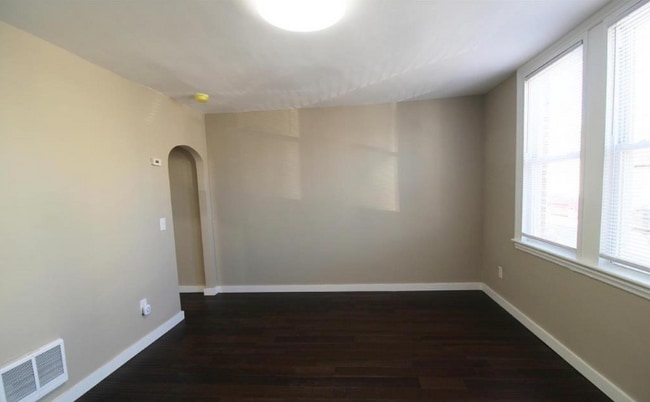 Building Photo - 402 N 64th St Unit 1F
