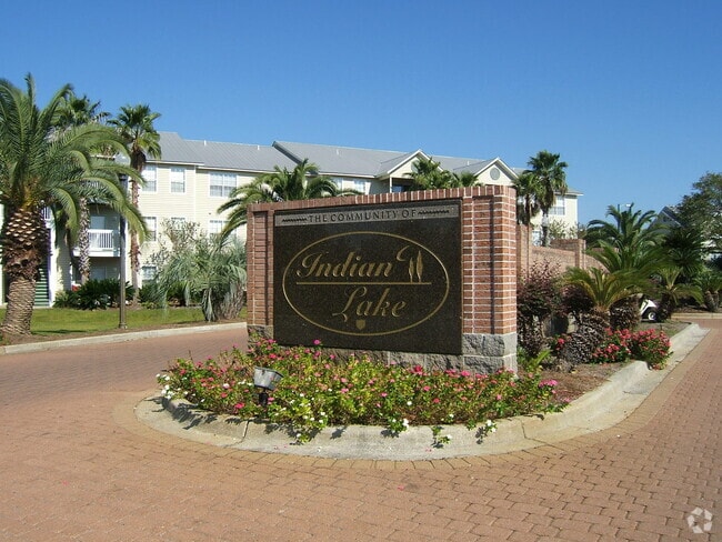 Building Photo - Spacious 3B/2B Unfurnished Condo near Beac...