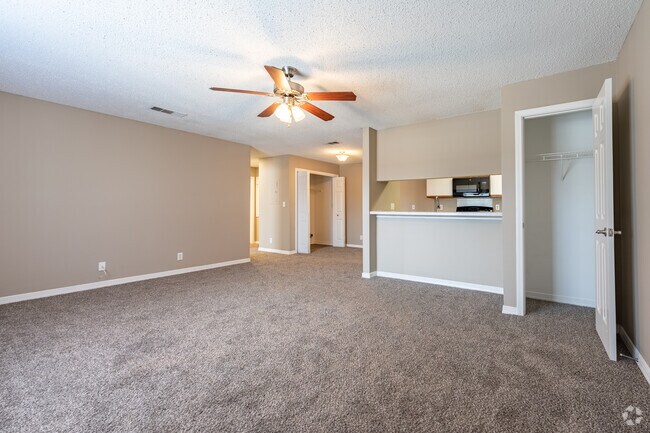 1BR, 1BA - 771SF - Living Room