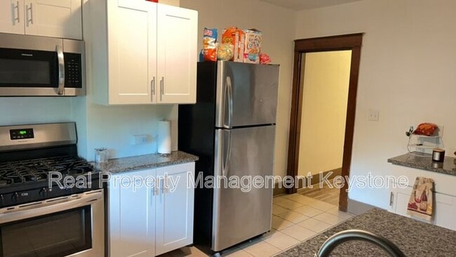 Building Photo - 1247 Chartiers Ave Unit 3 (2nd Floor Left)