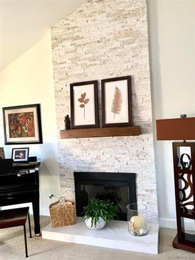 Building Photo - Beautiful Updated 2Br/2/Ba + Den W/ detach... Unit 108 Rental