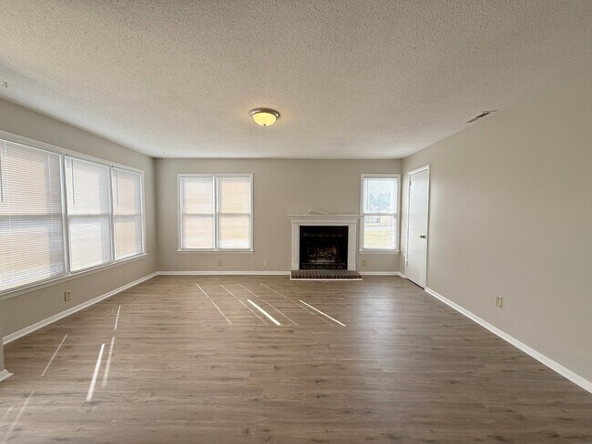 Photo - 2700 Lantern Walk SE