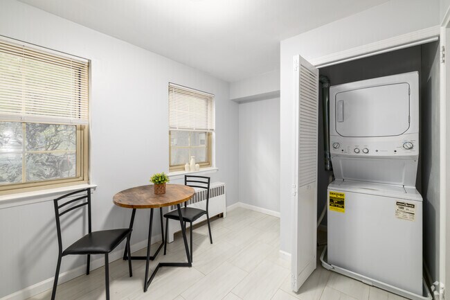 2BR, 1BA - 850SF - Dining Area