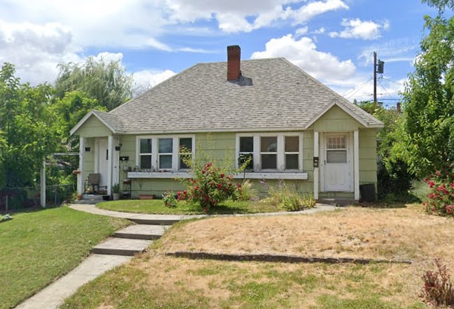 Building Photo - NW 8th Duplex - Vogler Unit 611 NW 8th St