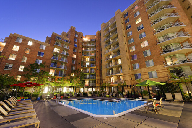 Patio con piscina y salón para sentarse - AVA Ballston Apartamentos