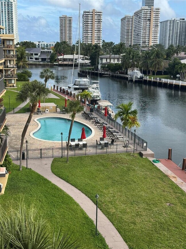 Building Photo - 301 Golden Isles Dr Unit 112